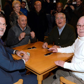 Rajoy con varios jubilados en un hogar este martes en Olmedo (Valladolid). /EFE