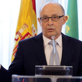 El ministro de Hacienda y Administraciones Públicas, Cristóbal Montoro, pronuncia unas palabras durante el acto de firma de un protocolo entre el Estado y Extremadura, para la financiación de futuros proyectos de inversión hasta 2018. EFE/F
