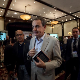El expresidente del Gobierno español José Luis Rodríguez Zapatero junto a un miembros de La Unión de Naciones Suramericanas (UNASUR) en una reunión del programa de acompañamiento internacional electoral en Caracas, Venezuela. EFE/Miguel Gut