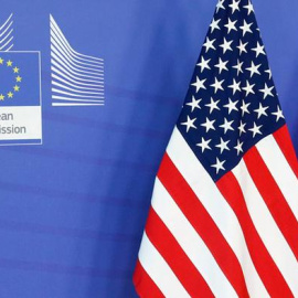 Las banderas de EEUU y de la UE, en la sede de la Comisión Europea, en Bruselas. REUTERS