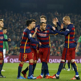 Los jugadores del Barça celebran uno de los goles al Villanovense. REUTERS