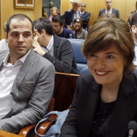 Dolores González Pastor, en la imagen junto a Ignacio Aguado, que preside la comisión de investigación sobre corrupción. / EFE