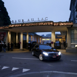 Un coche sale por la puerta principal del hotel Baur au Lac de Zúrich. /REUTERS