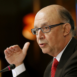 El ministro de Hacienda, Cristóbal Montoro, durante una rueda de prensa en la sede de su Departamento. EFE/Sergio Barrenechea
