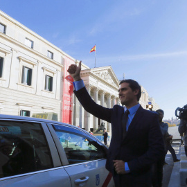 El candidato de Ciudadanos a presidente del Gobierno, Albert Rivera, a su llegada a las XIX jornadas de puertas abiertas del Congreso de los Diputados. EFE/Fernando Alvarado