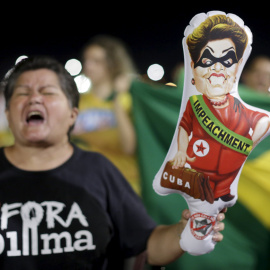 Manifestantes celebran frente al Congreso brasileño, en apoyo a la decisión del jefe de los diputados, Eduardo Cunha, de promover un juicio político contra la presidenta brasileña, Dilma Rousseff. REUTERS/Ueslei Marcelino