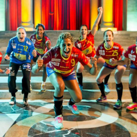 Marta Mangué junto a varias compañeras de selección en un cartel promocional del Mundial.