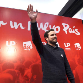 El candidato de IU-Unidad Popular, Alberto Garzón, a su llegada al acto previo al inicio de la campaña electoral que la coalición de izquierdas celebra esta noche en Madrid. EFE / Kiko Huesca.