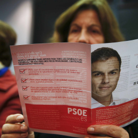 Una simpatizante socialista sostiene un pasquín electoral con la imagen del líder del partido Pedro Sanchez. REUTERS/Susana Vera