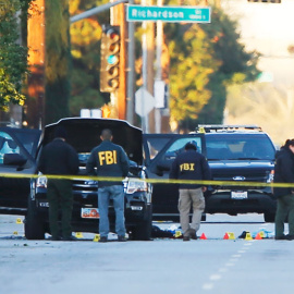 La Policía investiga el vehículo en el que los atacantes fueron abatidos. REUTERS/Mike Blake
