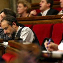 Los diputados de CUP, con su portavoz, Antonio Baños, en el centro. EFE