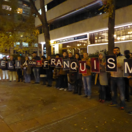 Miembros de la Federación Estatal de Foros por la Memoria se manifiestan a las puertas del hotel Meliá Castilla. D. Narváez.