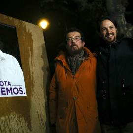 Pablo Iglesias, junto a su padre y al candidato de Podemos por Zamora Braulio Llamero, en Villaralbo. / REUTERS