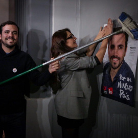 El candidato de Unidad Popular-IU, Alberto Garzón, durante la pegada de carteles en Madrid. / JAIRO VARGAS