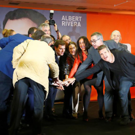 El candidato a la presidencia del Gobierno de Ciudadanos, Albert Rivera, y otros miembros del partido durante el acto de inicio de campaña para las elecciones generales celebrado esta noche en Madrid. EFE/J.P. Gandul