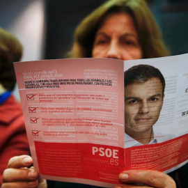 Una mujer lee un folleto del PSOE durante el mitin que Pedro Sánchez protagonizó en Getafe. / SUSANA VERA (REUTERS)