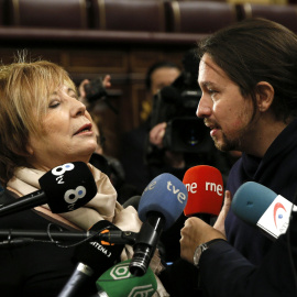 El rifirrafe entre la vicepresidenta primera del Congreso de los Diputados, Celia Villalobos, y el líder de Podemos, Pablo Iglesias, conversan durante la visita de éste a la Cámara Baja con motivo de la jornada de puertas abiertas. EFE/Fern