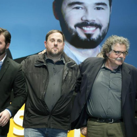 El cabeza de lista de Esquerra Republicana de Catalunya (ERC), Gabriel Rufián, acompañado de Joan Tardá y de Oriol Junqueras, durante el acto de inicio de campaña electoral. EFE