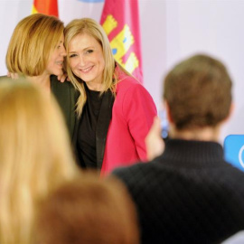 La presidenta del PP de Castilla-La Mancha y secretaria general nacional del partido, María Dolores de Cospedal (i), junto a la presidenta de la Comunidad de Madrid, Cristina Cifuentes (d), durante un acto del partido en Seseña (Toledo). EF