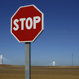 Varias estaciones solares de Abengoa en la planta de "Solucar". REUTERS/Marcelo del Pozo