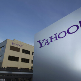 El logo de Yahoo en la sede del portal en Ginebra. REUTERS/Denis Balibouse