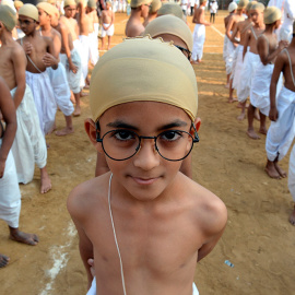 Niños indios vestidos como Gandhi participando en una función en Bombay.- INDRANIL MUKHERJEE (AFP)