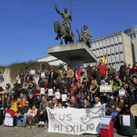 Foto de archivo de unos jóvenes españoles en una manifestación en Bruselas.- EFE/Lara Malvesí
