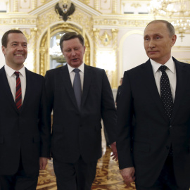 El Presiente de Rusia, Vladimir Putin con sus posibles herederos al 'trono': el jefe del Estado Mayor, Sergei Ivanov y el primer ministro Dmitry Medvedev. REUTERS/Dmitry Astakhov/Sputnik/Pool