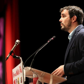 Alberto Garzón, durante un mitin de campaña de su formación que ha tenido lugar en Avilés. EFE/Alberto Morante.
