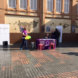 Imagen del puesto de campaña electoral de Podemos en Melilla. FACEBOOK