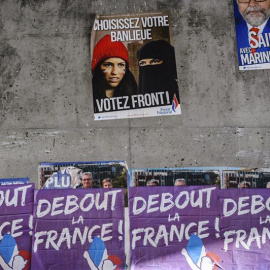 Vista general de los carteles de campaña del partido ultraderechista Frente Nacional (FN) en París, Francia. EFE/Christophe Petit Tesson