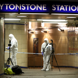 La policía investiga la escena del crimen en la estación de metro londinense de Leytonstone. REUTERS/Neil Hall