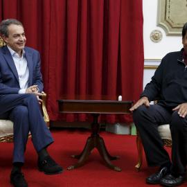Nicolás Maduro y José Luis Rodríguez Zapatero se reunieron en el Palacio de Miraflores (Caracas), un día antes de las elecciones que se celebran este domingo. REUTERS/Carlos Garcia Rawlins