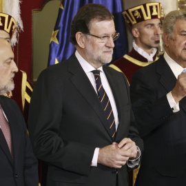 El presidente del Gobierno y candidato del PP a la reelección, Mariano Rajoy, y el presidente del Tribunal Constitucional, Francisco Pérez de los Cobos, escuchan la intervención del presidente del Congreso de los Diputados, Jesús Posada (d)