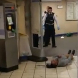 Momento en el que el sospechoso es reducido con una pistola eléctrica. YOUTUBE.