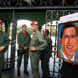 Un grupo de militares venezolanos vigila la entrada a un centro de votación  en la ciudad de Caracas (Venezuela). EFE/MIGUEL GUTIÉRREZ