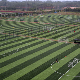 Vista de los 50 campos de fútbol de la academia de fútbol de Evergrande en Qingyuan, China. REUTERS/Tyrone Siu