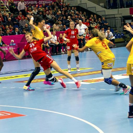 Un momento del partido entre España y Dinamarca.