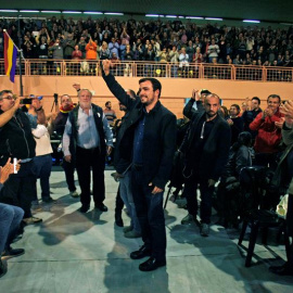 El candidato a la Presidencia del Gobierno por Izquierda Unida (IU), Alberto Garzón, hoy a su llegada al mitín junto a los candidatos por la circunscripción de Alicante. EFE/MORELL