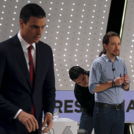 Pedro Sánchez y Pablo Iglesias se preparan antes del comienzo del debate. REUTERS/Sergio Pérez