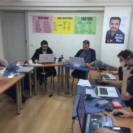 Parte del equipo de campaña y de redes sociales de la candidatura Unidad Popular-Izquierda Unida en la sede del PCM, conocida entre ellos como 'La Cueva'