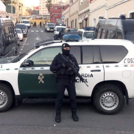 Un agente de la Guardia Civil, durante una operación antiyihadista en Melilla. / EFE