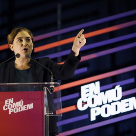 La alcaldesa de Barcelona, Ada Colau, durante su intervención en el acto electoral que "Podemos" ha celebrado esta tarde en la localidad barcelonesa de L'Hospitalet de Llobregat. EFE / Alejandro García.