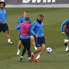 Benzema entrena con el Real Madrid este lunes. EFE/Kiko Huesca