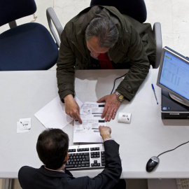 Podemos quiere establecer un tipo del 55% para rentas superiores a 300.000 euros anuales. / EFE