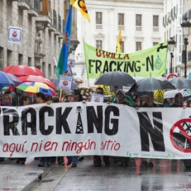 Manifestación contra el 'fracking' en Burgos. / SANTI OTERO (EFE)