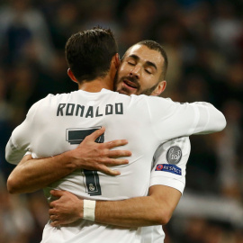 Cristiano y Benzema celebran uno de los goles del Madrid. REUTERS/Juan Medina