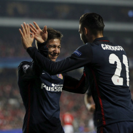 Vietto celebra con Carrasaco su gol ante el Benfica. REUTERS/Hugo Correia
