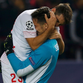 Coke y Sergio Rico celebran la victoria del Sevilla ante la Juventus. REUTERS/Marcelo Del Pozo