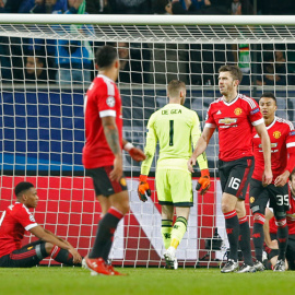 Los jugadores del Manchester United se lamentan tras el tercer gol del Wolfsburgo. Reuters / Carl Recine